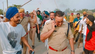 Photo of लखीमपुर बार्डर पर पुलिस की सख्त निगरानी, राजनेताओं के आने-जाने पर रोक