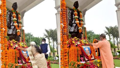 Photo of राज्यपाल और मुख्यमंत्री ने राष्ट्रपिता महात्मा गांधी को अर्पित की श्रद्धांजलि