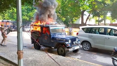 Photo of थाने के बाहर जली पुलिस की गाड़ी, अखिलेश बोले- पुलिस ने जलाई होगी