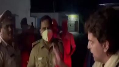 Photo of लखीमपुर जाने की कोशिश में पुलिस हिरासत में प्रियंका वाड्रा