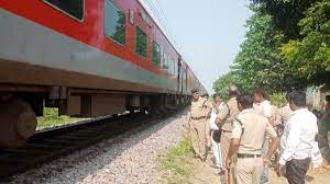 Photo of रेलवे ट्रैक पर 16 गोवंश की ट्रेन से कटकर मौत..