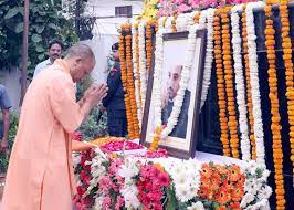 Photo of योगी ने पूर्व मुख्यमंत्री हेमवती नंदन बहुगुणा की पुण्यतिथि पर उन्हें श्रद्धांजलि अर्पित की.