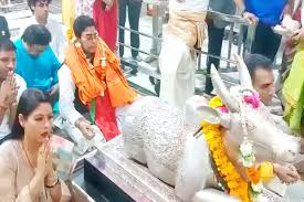 Photo of परिवार के साथ आशुतोष राणा ने महाकालेश्वर मंदिर में की पूजा अर्चना.