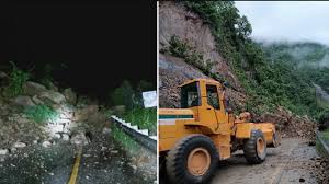 Photo of नेपाल ने नदी में गिरी दो बसों और शव ढूंढने के लिए भारत से की मदद की गुहार..