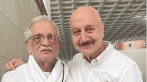 Photo of गुलजार से मिलकर खिल उठा अनुपम खेर का दिल और दिमाग, बोले- ‘शख्सियत ही ऐसी है’…