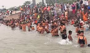 Photo of काशी : सोमवती अमावस्या के स्नान पर आस्था की डुबकी लगा रहे श्रद्धालु..