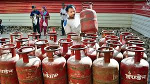 Photo of एटीएफ की कीमत में 1.5 प्रतिशत की कटौती, वाणिज्यिक एलपीजी की कीमत 14.5 रुपये प्रति सिलेंडर घटी