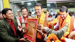 Photo of महाकुंभ में पवित्र स्नान करने के बाद सीएम देवेंद्र फडणवीस परिवार संग पहुंचे वाराणसी….