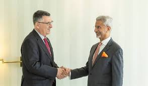 Photo of म्यूनिख में एस जयशंकर ने इजरायल के विदेश मंत्री सार से मुलाकात की, द्विपक्षीय संबंधों पर हुई चर्चा,…