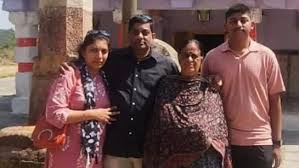 Photo of कर्नाटक: मैसूरु में एक ही परिवार के चार लोग अपार्टमेंट में मृत मिले, पुलिस जांच में जुटी..