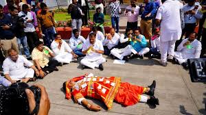 Photo of मध्य प्रदेश सरकार के खिलाफ कांग्रेस का अनूठा प्रदर्शन…