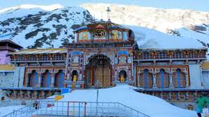Photo of बर्फबारी से गुलजार हुआ बद्रीनाथ धाम, बर्फ की चादर से ढका मंदिर…