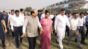 Photo of सीएम रेखा गुप्ता और एलजी वीके सक्सेना ने किया वजीराबाद में यमुना की सफाई का निरीक्षण…