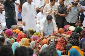 Photo of ज्योतिरादित्य सिंधिया का अनोखा अंदाज: ग्राम चौपाल में महिलाओं के लोकगीत पर झूमे, परोसे पकौड़े…
