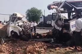 Photo of बुलढाणा में बस और ट्रक के बीच भीषण टक्कर, तीन लोगों की मौत और 20 घायल…