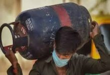 Photo of सस्ता हुआ कॉमर्शियल गैस सिलेंडेर, 14.2 किलो वाले रसोई गैस के भाव में बदलाव नहीं