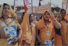 Photo of भोपाल में पीएम मोदी को सुनने के लिए सिंदूरी कलर की साड़ियों में पहुंची महिलाएं…