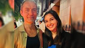 Photo of छुट्टियों में निकिता दत्ता को मिला बड़ा सरप्राइज़, जूड लॉ से हुई मुलाकात…