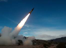 Photo of रूस ने यूक्रेनी सैन्य प्रतिष्ठानों पर किया हमला, जेलेंस्की बोले- दागी गईं क्रूज मिसाइलें..