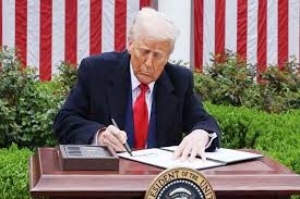 Photo of अमेरिकी अर्थव्यवस्था के डगमगाने के बीच 60 से अधिक देशों पर ट्रंप का टैरिफ प्रभावी…