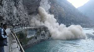 Photo of नेताला के पास भूस्खलन से उत्तरकाशी-गंगनानी मार्ग अवरुद्ध, घंटों यातायात बाधित..