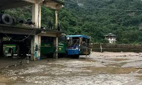 Photo of हिमाचल प्रदेश के मंडी जिले में भारी बारिश से तबाही, कई गाड़ियां पानी में बही…