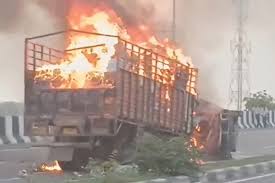 Photo of अलीगढ़ : नेशनल हाईवे पर बस और कार की टक्कर, 5 लोग जिंदा जले..