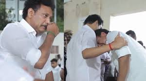 Photo of अस्पताल में बच्चों के शव देखकर रो पड़े शिक्षा मंत्री..