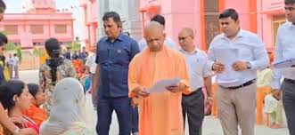 Photo of उत्तर प्रदेश: सीएम योगी आदित्यनाथ ने ‘जनता दर्शन’ में सुनीं समस्याएं, अधिकारियों को निस्तारण के निर्देश