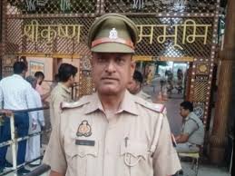 Photo of एसपी ने 2 चौकी प्रभारी किए लाइन हाजिर,11 स्थानांतरित..