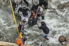 Photo of इंडोनेशिया में क्षतिग्रस्त सड़कों और बारिश के कारण बचाव कार्यों में आ रहीं मुश्किलें…