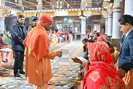 Photo of कड़ाके की ठंड के बीच सीएम योगी ने किया जनता दर्शन, 250 लोगों की समस्याएं सुनी