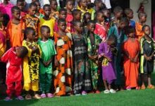 Photo of नाइजीरिया में सामूहिक रूप से अपहृत किए गए 130 स्कूली बच्चों और शिक्षकों का रिहाई के बाद स्वागत