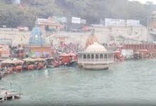 Photo of वाराणसी: सर्द हवा और हल्की बारिश में भी आस्था की डुबकी लगा रहे श्रद्धालु, नहीं दिखी उत्साह में कमी