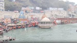Photo of वाराणसी: सर्द हवा और हल्की बारिश में भी आस्था की डुबकी लगा रहे श्रद्धालु, नहीं दिखी उत्साह में कमी