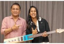 Photo of सुनील गावस्कर ने जेमिमा रोड्रिग्स को भेंट किया बल्ले के आकार का गिटार