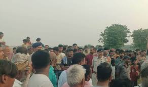 Photo of बिहार : सारण में पोल से लटका मिला युवक का शव, जांच में जुटी पुलिस.