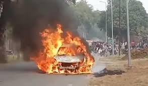 Photo of जमशेदपुर : चलती कार बनी आग का गोला, जिंदा जला युवक…