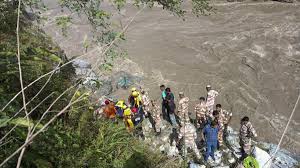 Photo of यात्रियों से भरा वाहन अलकनंदा नदी में गिरा, एक शव मिला…