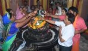 Photo of यूपी : सावन के अंतिम सोमवार पर ‘हर हर महादेव’ के जयघोष से गूंज रहे शिवालय…