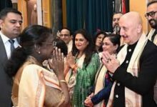 Photo of अनुपम खेर ने राष्ट्रपति द्रौपदी मुर्मू से की मुलाकात, सिर झुका आदर के साथ किया प्रणाम…
