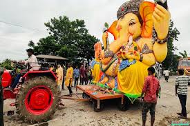 Photo of मुंबई में गणपति विसर्जन के दौरान हादसा, हाईटेंशन तार गिरने से एक व्यक्ति की मौत, 5 झुलसे…