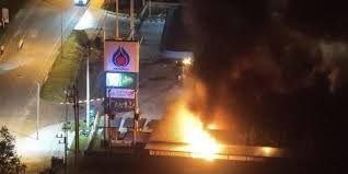 Photo of थाईलैंड में पेट्रोल पंपों पर आगजनी और धमाकों में एक पुलिसकर्मी घायल